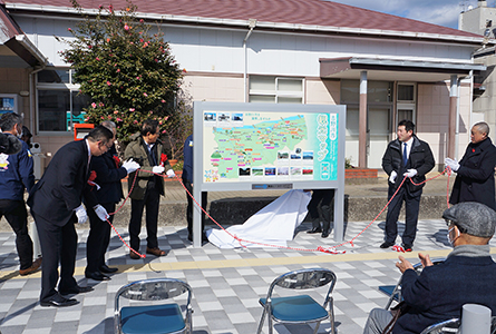 2022年2月22日(火) JR鴨島駅前に観光案内パネルを寄贈