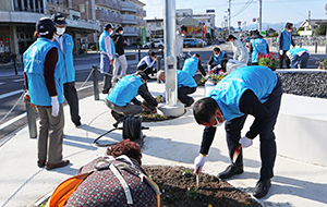 吉野川高校の生徒の方々と原井市長も参加して鴨島駅前花壇の整備をしました。